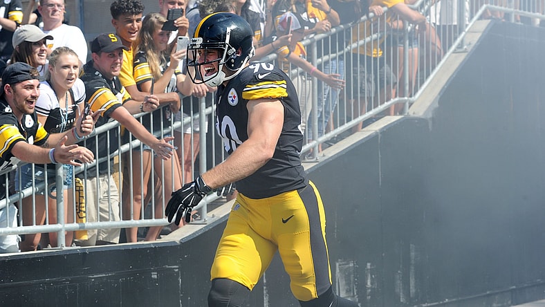 Steelers' T.J. Watt earnes rookie's top Week 1 honor.