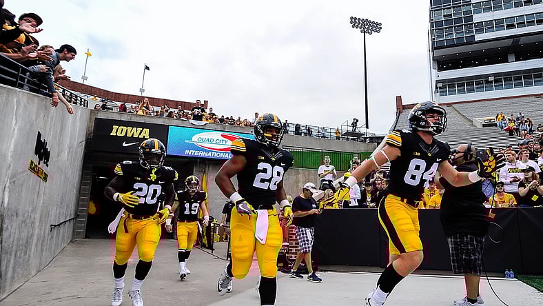 Iowa fans greet the Iowa Hawkeyes at Kinnick Stadium