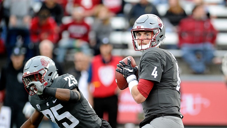 Washington State Cougars quarterback Luke Falk