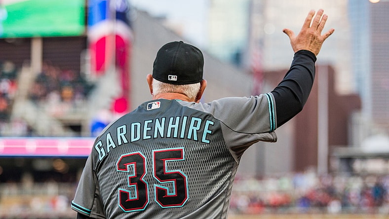 Arizona Diamondbacks bench coach Ron Gardenhire (35) acknowledges the crowd after making his first appearance back at Target Field.