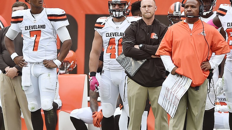 DeShone KIzer stares at Browns head coach Hue Jackson in NFL Week 7