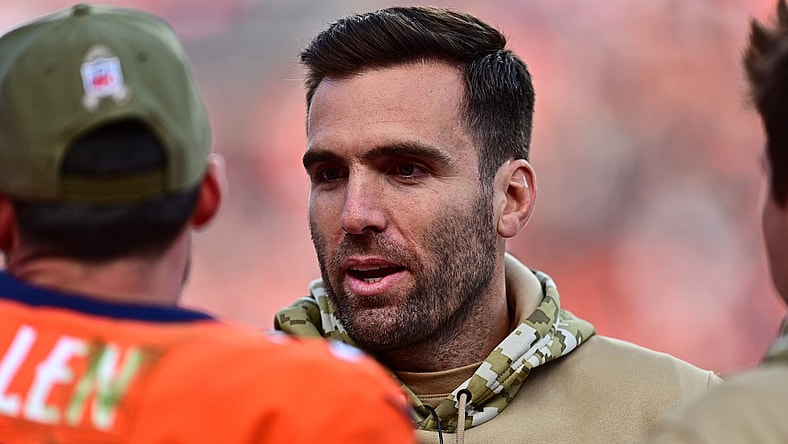 Joe Flacco talks to Brandon Allen