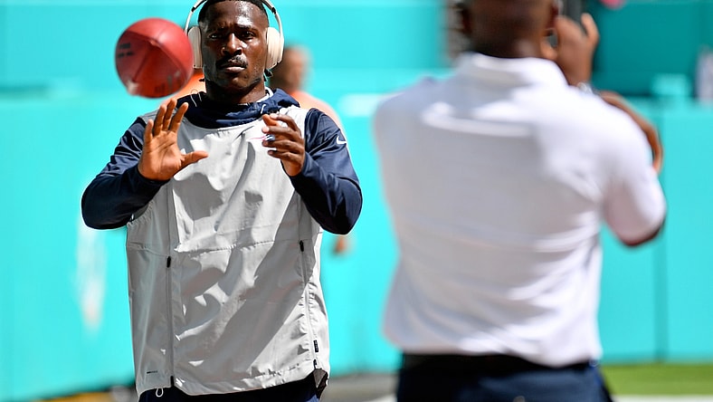 Antonio Brown catches pass before game