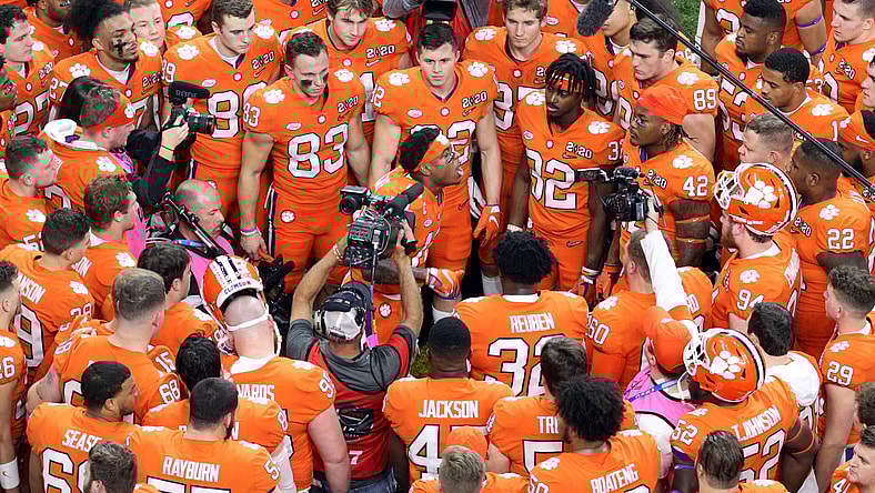 Clemson Tigers football players huddle