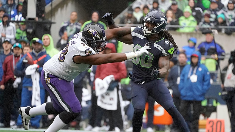 Jadeveon Clowney fights off block during game