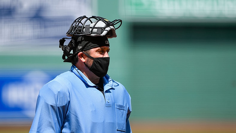 MLB umpire wears mask