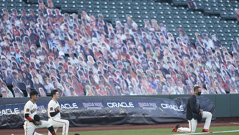 San Francisco Giants players kneel beforre game vs. Los Angeles Dodgers