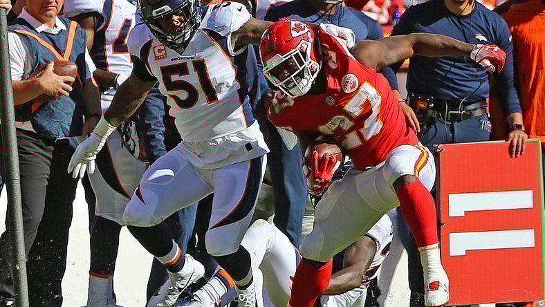 Broncos linebacker Todd Davis during game against Chiefs.