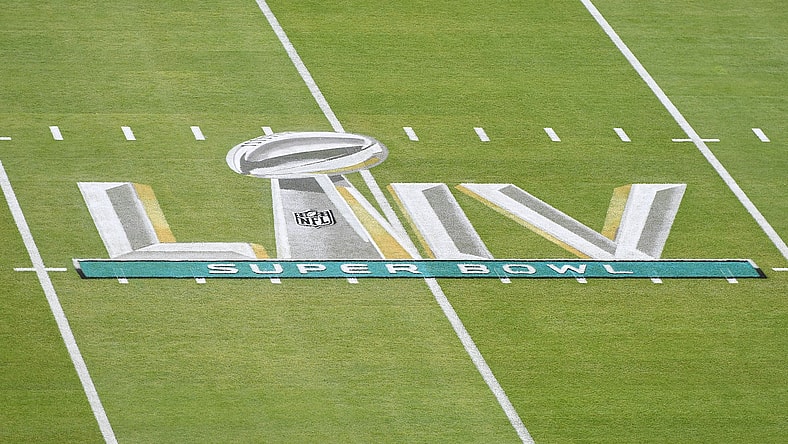 Super Bowl LIV logo 49ers and Chiefs