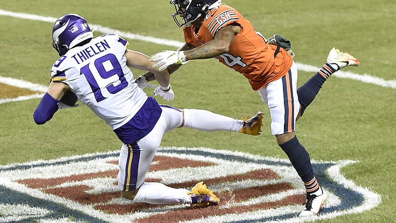 Adam Thielen pays tribute to Alex Trebek