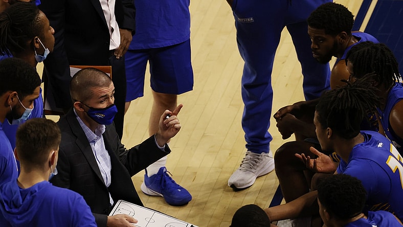 Dec 22, 2020; Richmond, Virginia, USA; Hofstra Pride acting head coach Mike Farrelly (L) talks to his team in a huddle during a time against the r/ in the first half at Robins Center. Mandatory Credit: Geoff Burke-USA TODAY Sports