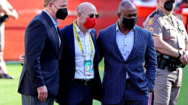 Feb 4, 2020; Tampa, FL, USA; NFL commissioner Roger Goodell, NFLPA executive director DeMaurice Smith and Tampa Bay Buccaneers owner Malcolm Glazer speak before Super Bowl LV between the Kansas City Chiefs and the Tampa Bay Buccaneers at Raymond James Stadium. Mandatory Credit: Matthew Emmons-USA TODAY Sports
