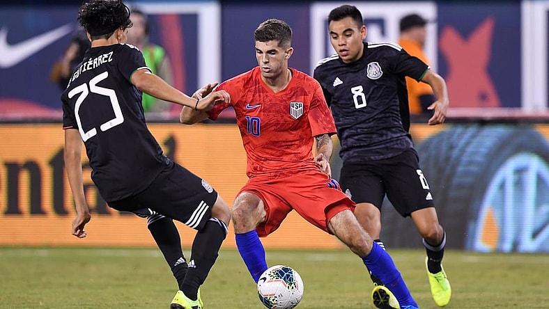 Sep 6, 2019; East Rutherford, NJ, USA; United States midfielder Christian Pulisic (10) drives the ball against Mexico midfielder Erick Guti rrez (25) during the second half during an international friendly soccer match at MetLife Stadium. Mandatory Credit: Dennis Schneidler-USA TODAY Sports