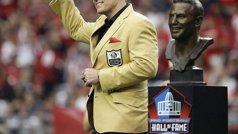 Former Arizona Cardinals quarterback Kurt Warner receives his Hall of Fame Ring during halftime ceremonies on Oct. 1, 2017 at University of Phoenix Stadium in Glendale.
Kurt Warner gets Hall of Fame ring at 49ers Vs Cardinals 2017