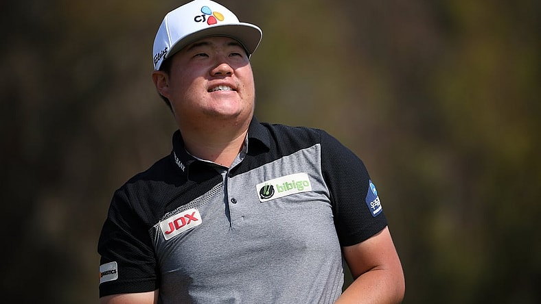 Jun 17, 2021; San Diego, California, USA; Sungjae Im plays his shot from the 12th tee during the first round of the U.S. Open golf tournament at Torrey Pines Golf Course. Mandatory Credit: Orlando Ramirez-USA TODAY Sports