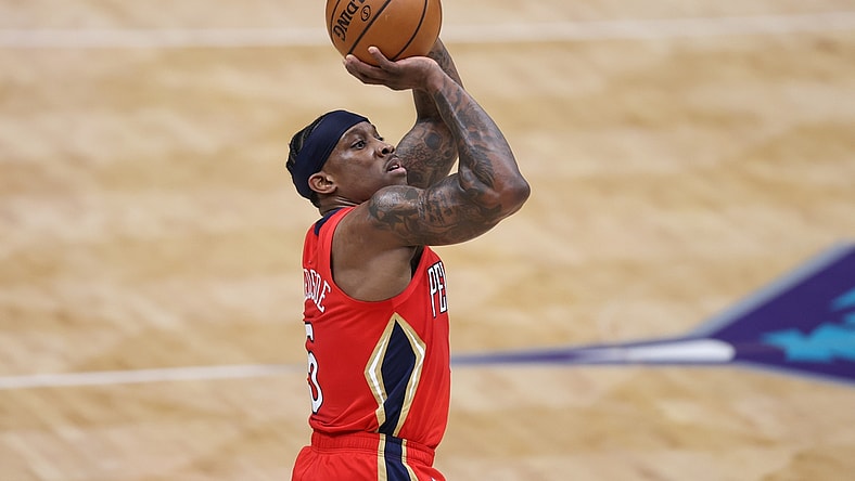 May 9, 2021; Charlotte, North Carolina, USA; New Orleans Pelicans guard Eric Bledsoe (5) shoots against the Charlotte Hornets in the first half at Spectrum Center. The New Orleans Pelicans won 112-110. Mandatory Credit: Nell Redmond-USA TODAY Sports
