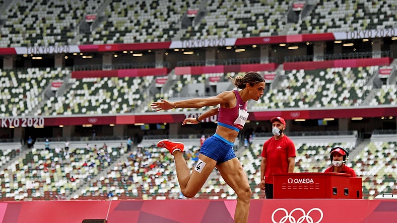 Sydney McLaughlin breaks her own world record, wins gold in 400m hurdles