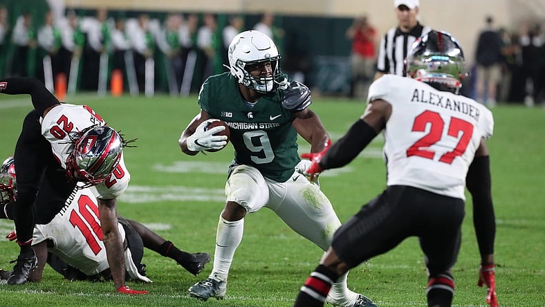 Michigan State Spartans running back Kenneth Walker III runs the ball against the Western Kentucky Hilltoppers Saturday, Oct. 02, 2021.

Msu Wku