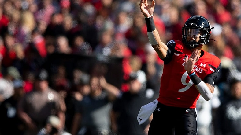 Cincinnati Bearcats quarterback Desmond Ridder (9) throws for a first down to Cincinnati Bearcats wide receiver Tyler Scott (21) in the first half of the NCAA football game between the Cincinnati Bearcats and the UCF Knights on Saturday, Oct. 15, 2021, at Nippert Stadium in Cincinnati.

Ucf Knights At Cincinnati Bearcats 141