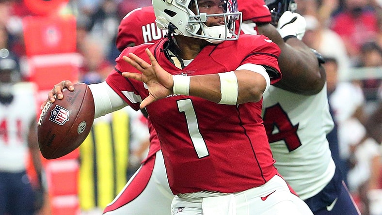 1. Cardinals (1): Don't believe in the league's only unbeaten team? Arizona also boasts the NFL's largest point differential (+111), is the toughest team to score on (16.3 points allowed per game), is getting defensive reinforcements off the COVID-19 list -- including OLB Chandler Jones -- and is already effectively integrating new TE Zach Ertz, the first player to catch a TD pass in successive weeks ... for different teams. Oh yeah ... and Kyler Murray.

Syndication Usa Today