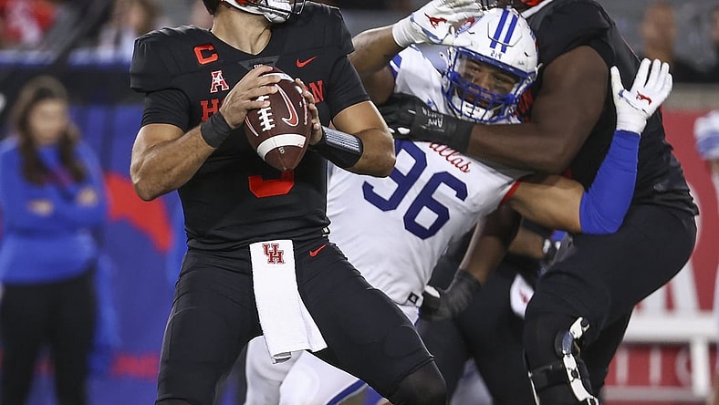 Oct 30, 2021; Houston, Texas, USA; Houston Cougars quarterback Clayton Tune (3) looks for an open receiver during the first quarter against the Southern Methodist Mustangs at TDECU Stadium. Mandatory Credit: Troy Taormina-USA TODAY Sports