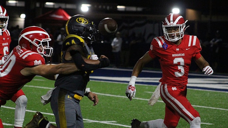 Mater Dei cornerback Domani Jackson (3) chases after St. Frances Academy running back Blake Corum (24) on Friday, Sept. 14, 2019 (Photo: Logan Newman/USA TODAY High School Sports)

New Mater Dei cornerbacks Jaylin Davies, Domani Jackson lead strong defense