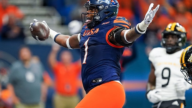 Nov 13, 2021; San Antonio, Texas, USA; UTSA Roadrunners tight end Leroy Watson (1) runs in for a touchdown in the second half against the Southern Miss Golden Eagles at the Alamodome. Mandatory Credit: Daniel Dunn-USA TODAY Sports