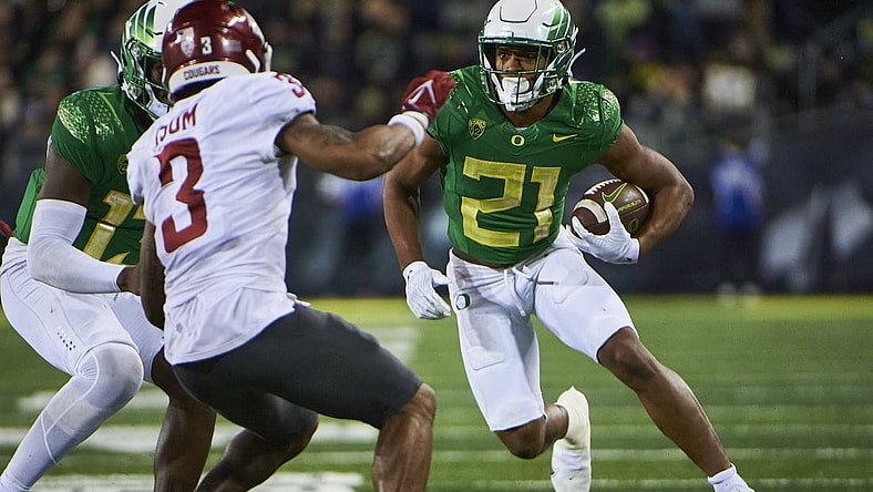 Nov 13, 2021; Eugene, Oregon, USA; Oregon Ducks running back Byron Cardwell (21) runs for a touchdown during the second half against the Washington State Cougars at Autzen Stadium. Mandatory Credit: Troy Wayrynen-USA TODAY Sports