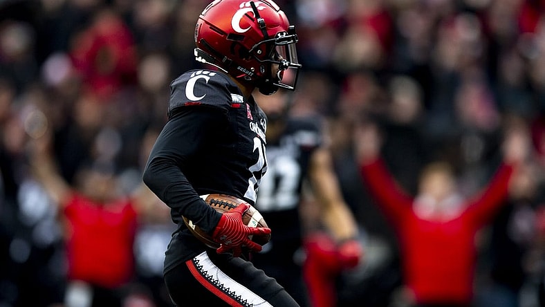 Cincinnati Bearcats wide receiver Tyler Scott (21) scores a touchdown off a Cincinnati Bearcats quarterback Desmond Ridder (9) pass in the first half of the NCAA football game between the Cincinnati Bearcats and the Southern Methodist Mustangs on Saturday, Nov. 20, 2021, at Nippert Stadium in Cincinnati.

Southern Methodist Mustangs At Cincinnati Bearcats 15