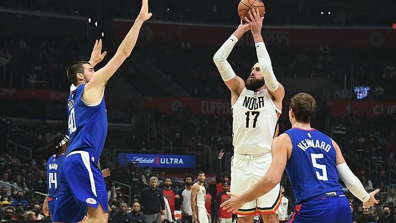 Nov 29, 2021; Los Angeles, California, USA; New Orleans Pelicans center Jonas Valanciunas (17) shoots the ball over LA Clippers center Ivica Zubac (40) in the first half at Staples Center. Mandatory Credit: Richard Mackson-USA TODAY Sports
