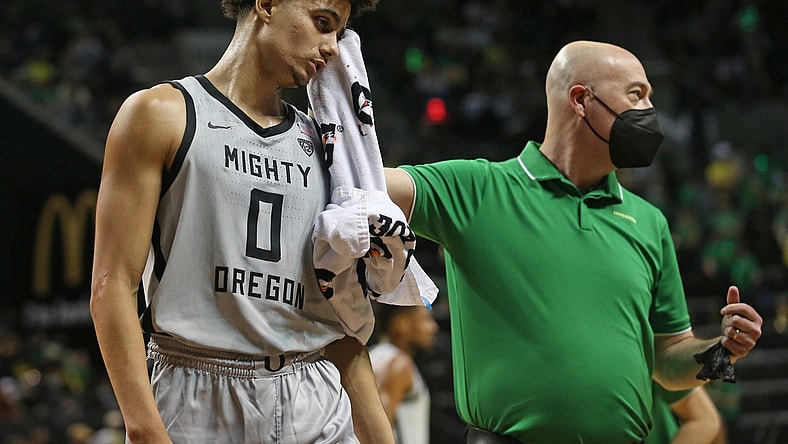 Oregon's Will Richardson, left, has a cut over his eye tended to by athletic trainer Clay Jamieson during the first half against USC Feb. 26, 2022 in Eugene, Ore.

Eug 022622 Uombb Usc 14