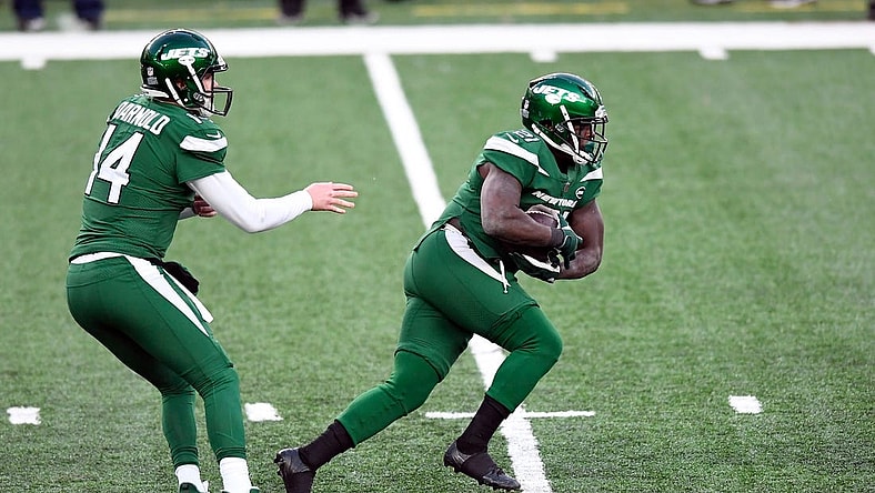 New York Jets running back Frank Gore (21) rushes with a hand-off from quarterback Sam Darnold (14). The Jets defeat the Browns, 23-16, at MetLife Stadium on Sunday, Dec. 27, 2020, in East Rutherford.

Nyj Vs Cle