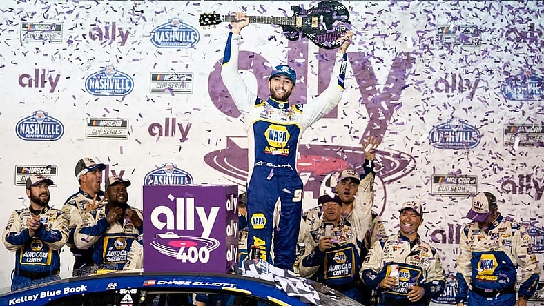 Chase Elliott celebrates his win the Nashville Superspeedway.

2022-06-26 Elliott