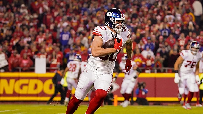 Nov 1, 2021; Kansas City, Missouri, USA; New York Giants tight end Kyle Rudolph (80) runs against the Kansas City Chiefs during the first half at GEHA Field at Arrowhead Stadium. Mandatory Credit: Jay Biggerstaff-USA TODAY Sports