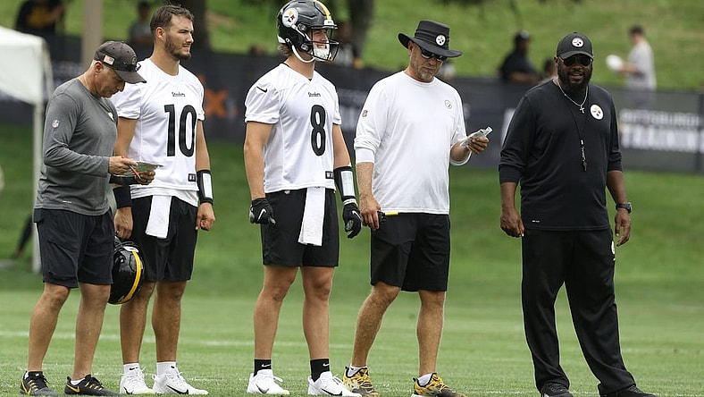 Jul 27, 2022; Latrobe, PA, USA; Pittsburgh Steelers quarterbacks coach Mike Sullivan (left) and quarterbacks Mitch Trubisky (10) and Kenny Pickett (8) and offensive coordinator Matt Canada (in white) and head coach Mike Tomlin (right) participate in training camp at Chuck Noll Field. Mandatory Credit: Charles LeClaire-USA TODAY Sports