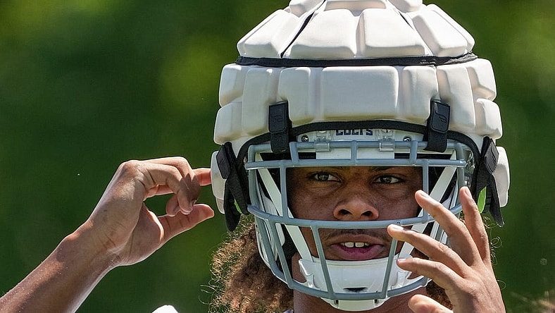 Indianapolis Colts tight end Drew Ogletree (85) adjusts his helmet during training camp Thursday, July 28, 2022, at Grand Park Sports Campus in Westfield, Ind.

Indianapolis Colts Training Camp Nfl Thursday July 28 2022 At Grand Park Sports Campus In Westfield Ind