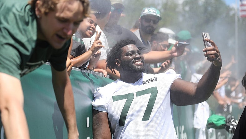 Mekhi Becton signs autographs and takes photos with fans after practice. Jet Fan Fest took place at the 2022 New York Jets Training Camp in Florham Park, NJ on July 30, 2022.

Jet Fan Fest Took Place At The 2022 New York Jets Training Camp In Florham Park Nj On July 30 2022