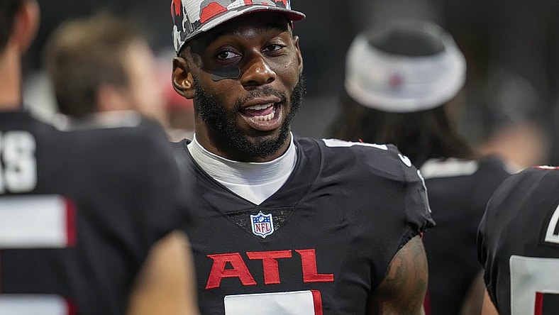 Aug 27, 2022; Atlanta, Georgia, USA; Atlanta Falcons tight end Kyle Pitts (8) shown on the bench during the game against the Jacksonville Jaguars during the second half at Mercedes-Benz Stadium. Mandatory Credit: Dale Zanine-USA TODAY Sports