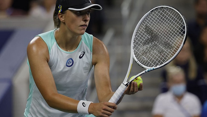 Sep 3, 2022; Flushing, NY, USA; Iga Swiatek (POL) prepares to serve against Lauren Davis (USA) (not pictured) day six of the 2022 U.S. Open tennis tournament at USTA Billie Jean King Tennis Center. Mandatory Credit: Geoff Burke-USA TODAY Sports