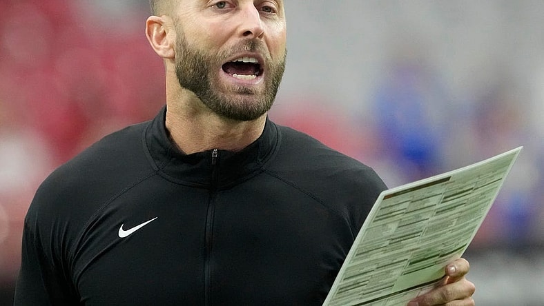 Sep 25, 2022; Glendale, Ariz., U.S.;  Arizona Cardinals head coach Kliff Kingsbury instructs his players before playing against the Los Angeles Rams at State Farm Stadium.

Nfl Rams At Cardinals