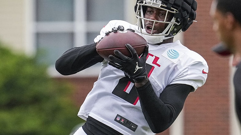 Aug 1, 2022; Flowery Branch, GA, USA; Atlanta Falcons tight end Kyle Pitts (8) catches a pass during training camp at IBM Performance Field. Mandatory Credit: Dale Zanine-USA TODAY Sports