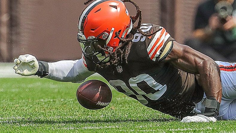 Browns defensive end Jadeveon Clowney recovers a second-quarter strip sack of Jets quarterback Joe Flacco on Sunday, Sept. 18, 2022 in Cleveland.

Akr 9 18 Browns 5