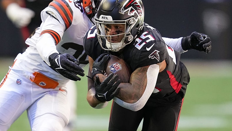 Oct 2, 2022; Atlanta, Georgia, USA; Atlanta Falcons running back Tyler Allgeier (25) runs against Cleveland Browns linebacker Jeremiah Owusu-Koramoah (28) during the first quarter at Mercedes-Benz Stadium. Mandatory Credit: Dale Zanine-USA TODAY Sports