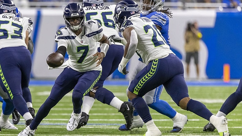 Oct 2, 2022; Detroit, Michigan, USA; Seattle Seahawks quarterback Geno Smith (7) hands off the ball to running back Rashaad Penny (20) against the Detroit Lions during the first quarter at Ford Field. Mandatory Credit: David Reginek-USA TODAY Sports