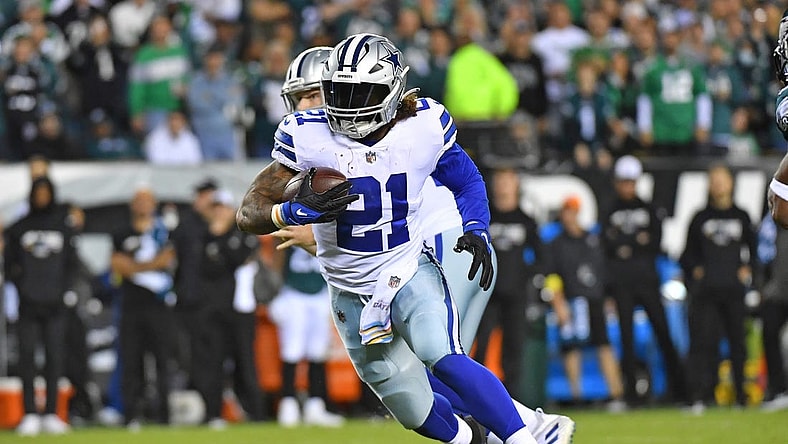 Oct 16, 2022; Philadelphia, Pennsylvania, USA; Dallas Cowboys running back Ezekiel Elliott (21) carries the ball against Philadelphia Eagles at Lincoln Financial Field. Mandatory Credit: Eric Hartline-USA TODAY Sports