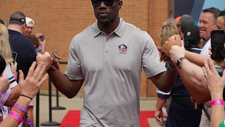 Aug 6, 2022; Canton, OH, USA; Terrell Owens arrives on the red carpet during the Pro Football Hall of Fame Class of 2022 Enshrinement at Tom Benson Hallof Fame Stadium. Mandatory Credit: Kirby Lee-USA TODAY Sports