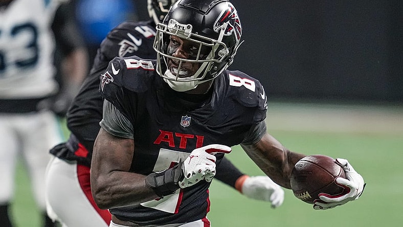 Oct 30, 2022; Atlanta, Georgia, USA; Atlanta Falcons tight end Kyle Pitts (8) runs after a catch against the Carolina Panthers during the second half at Mercedes-Benz Stadium. Mandatory Credit: Dale Zanine-USA TODAY Sports