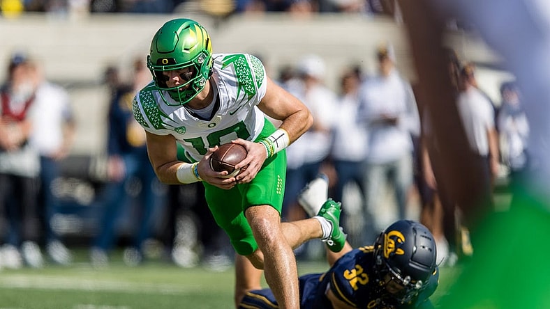 Oct 29, 2022; Berkeley, California, USA;  Oregon quarterback Bo Nix (10) runs the ball against The California Golden Bears during the second quarter at FTX Field at California Memorial Stadium. Mandatory Credit: John Hefti-USA TODAY Sports
