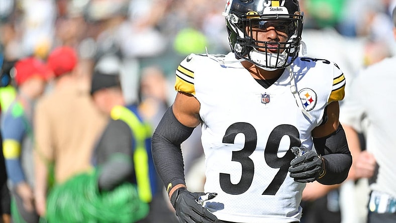 Oct 30, 2022; Philadelphia, Pennsylvania, USA; Pittsburgh Steelers safety Minkah Fitzpatrick (39) runs off the field at half-time against the Philadelphia Eagles at Lincoln Financial Field. Mandatory Credit: Eric Hartline-USA TODAY Sports