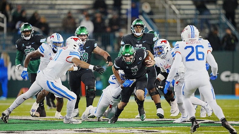 Nov 17, 2022; New Orleans, Louisiana, USA; Tulane Green Wave quarterback Michael Pratt (7) runs the ball against the Southern Methodist Mustangs during the first half at Yulman Stadium. Mandatory Credit: Andrew Wevers-USA TODAY Sports